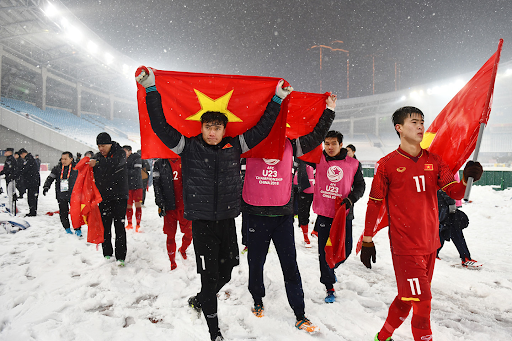 (Vietnamese U23 players go around the yard to thank the fans after finishing the snow match with Uzbekistan)